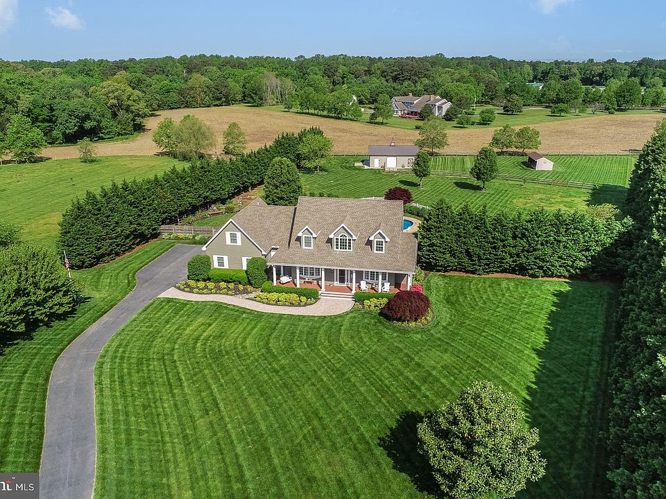 1st image of 8 Brittany Ln