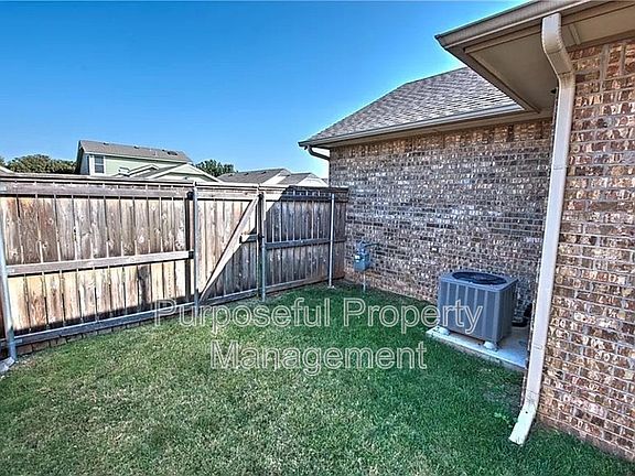 4th image of 2102 Lonnie Ln
