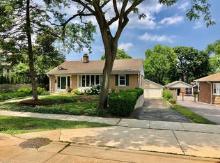 56 Chicago Ave, Clarendon Hills, IL 60514