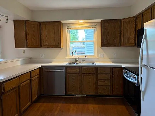 328 N Pointe Dr — Photo 8