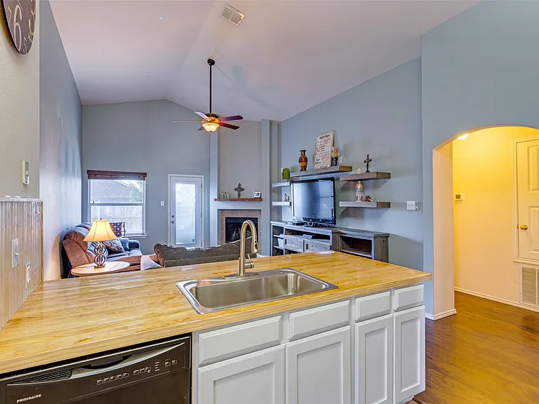 1213 Columbus Ln — Photo 13