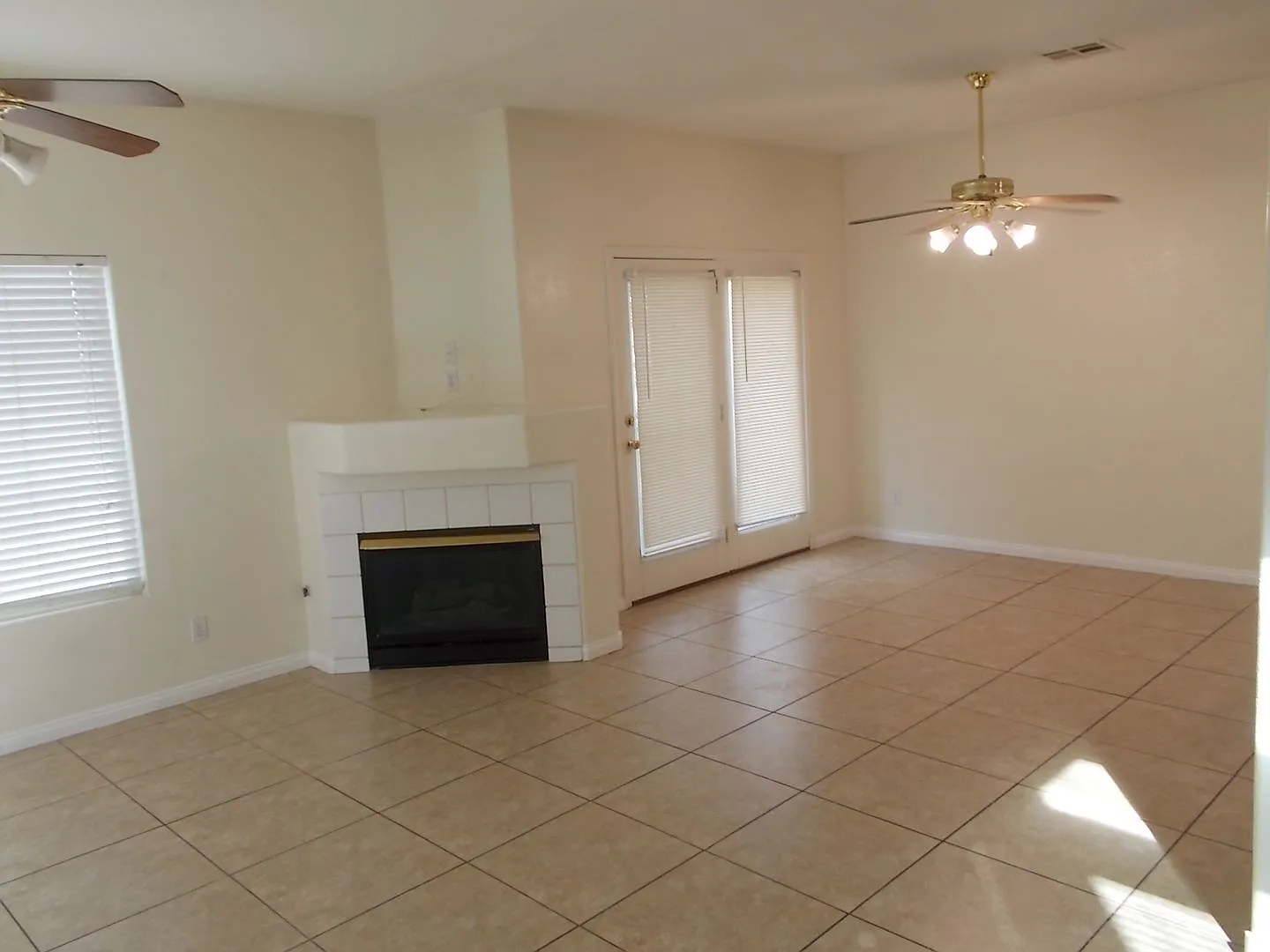 Charming 3BR/2.5BA Home in Gated Spring Valley Community Private Yard & Fruit Trees — Photo 3
