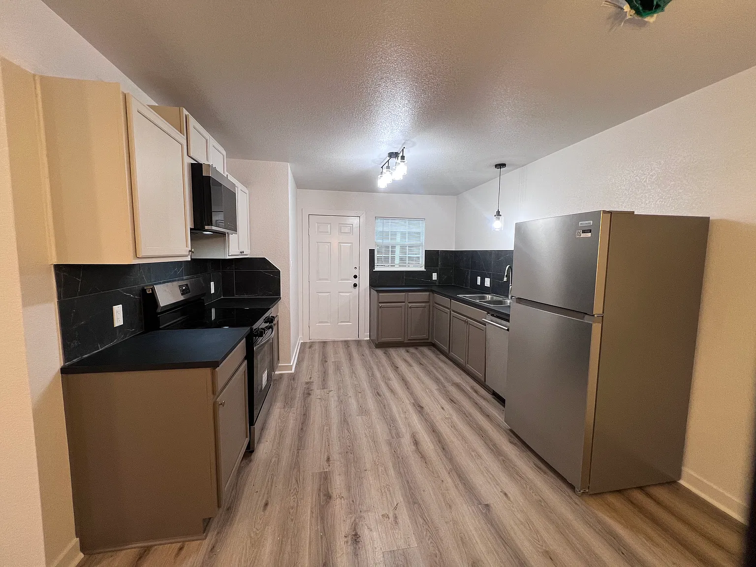 3 bed, 1050 sqft, $950 — Photo 1