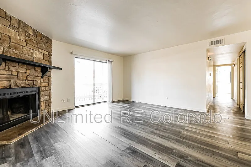 3 bed, 2.0 bath, 1147 sqft, $1,985 — Photo 2