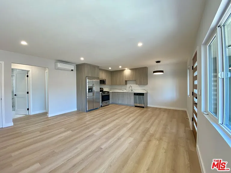 3207 W 3rd St #4 — Photo 4