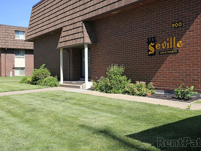 900 W Benton St — Photo 1