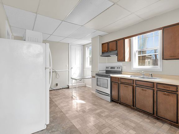 4th image of 137 N 7th St
