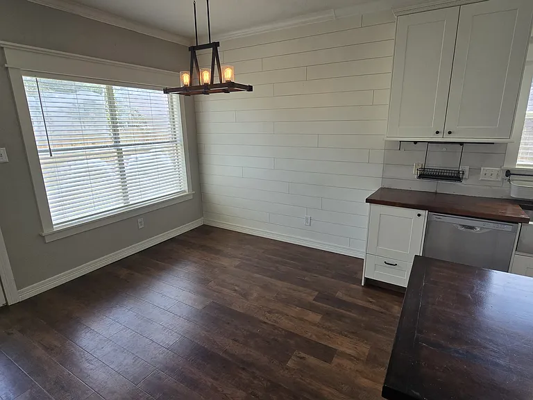 414 Manor Ave — Photo 3