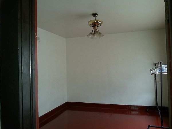 2nd image of 1006 W 68th St #1