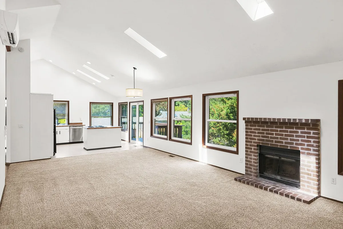 Building Photo - 10095 SW Picks Ct