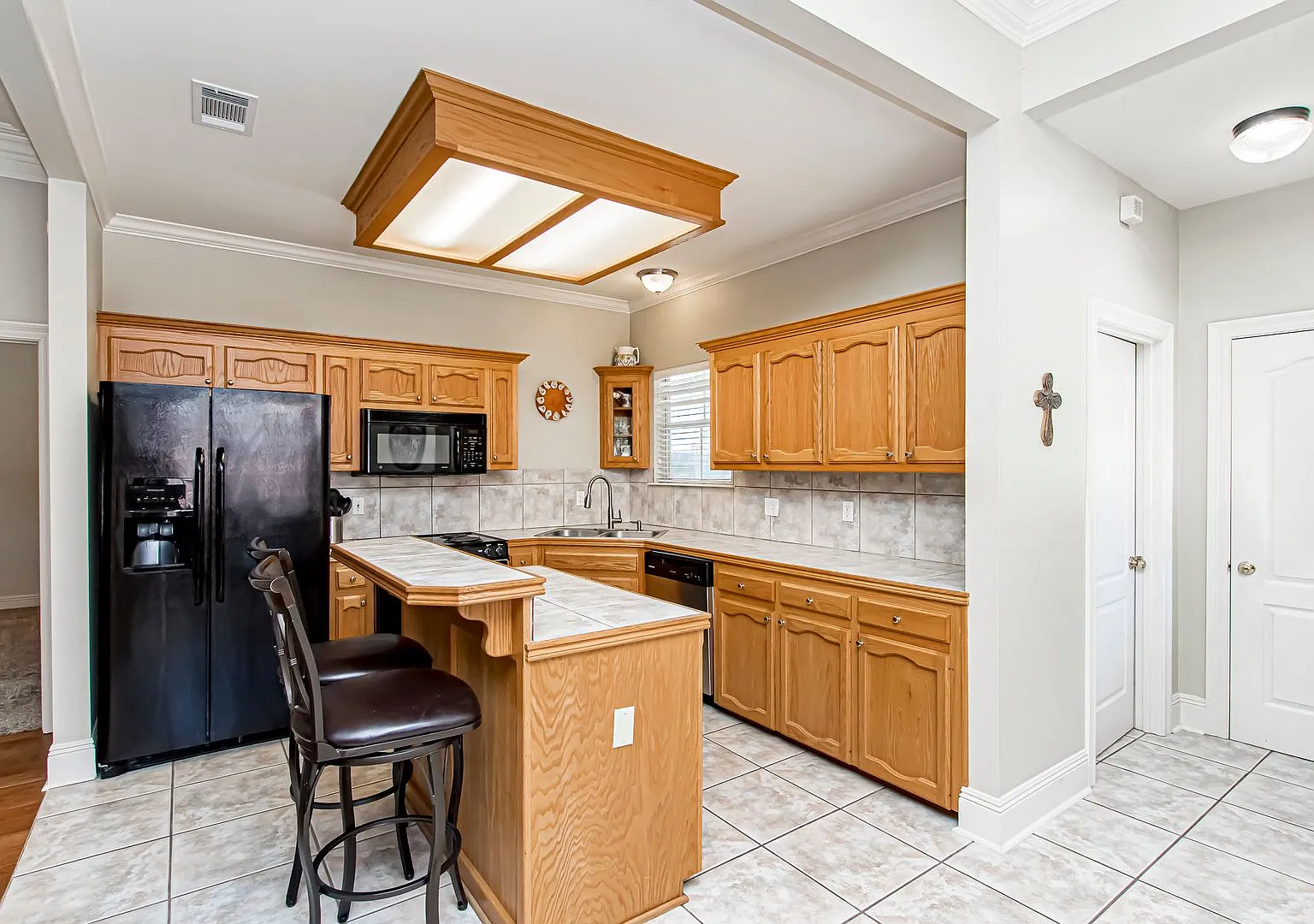 Inviting 3 Bedroom Home Minutes from Bluebonnet — Photo 2