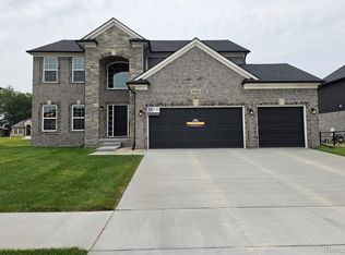 24092 Sawgrass Dr, Macomb, MI 48042
