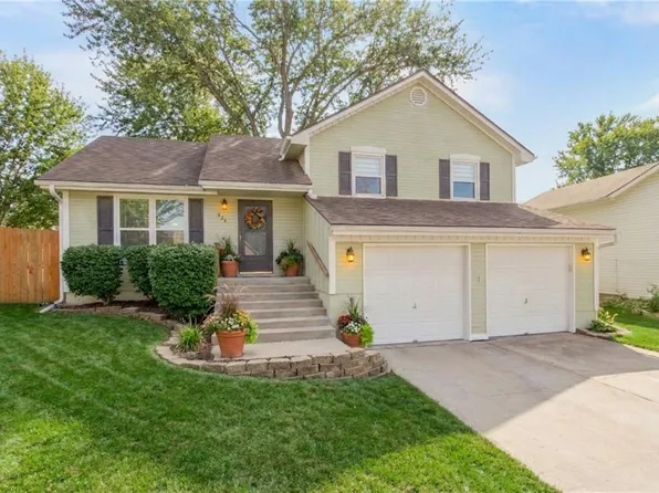 321 SE Greystone Dr, Lees Summit, MO 64063