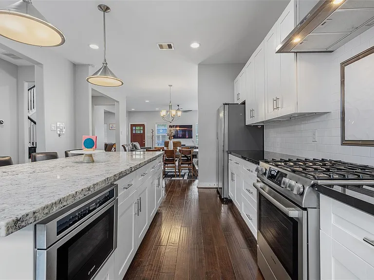 704 Vincent St — Photo 3