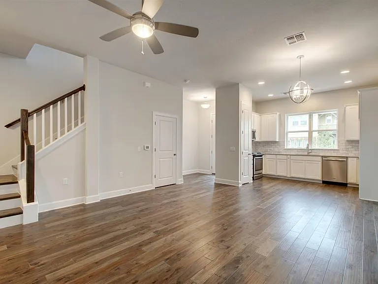 2910 Zach Scott St — Photo 3