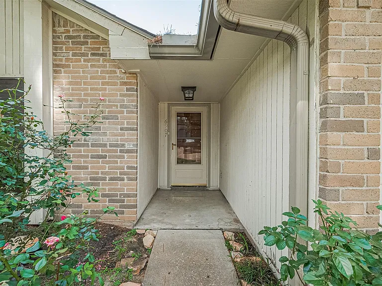 6907 Yardley Dr — Photo 3