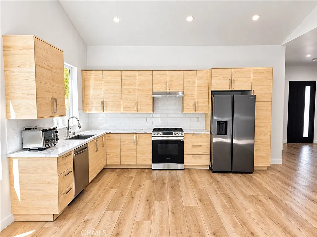 3 bed, 1350 sqft, $3,995 — Photo 4