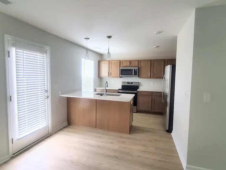 1054 Astoria Dr #MAIN — Photo 6