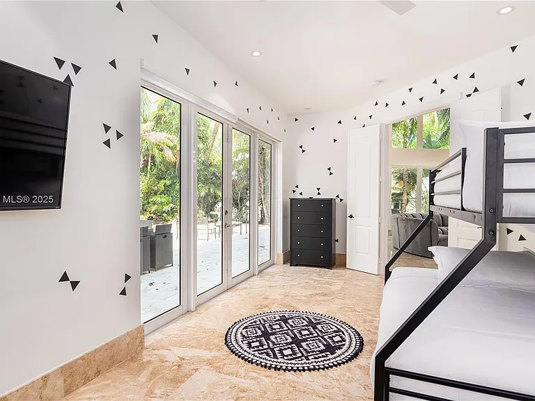 112 NW 14th Way — Photo 11