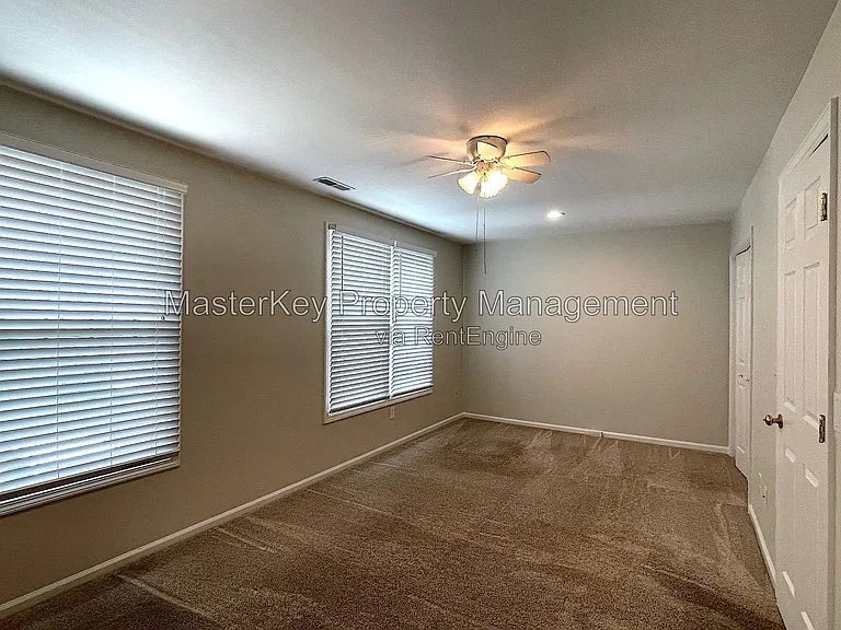 323 Riverwalk Cir — Photo 12