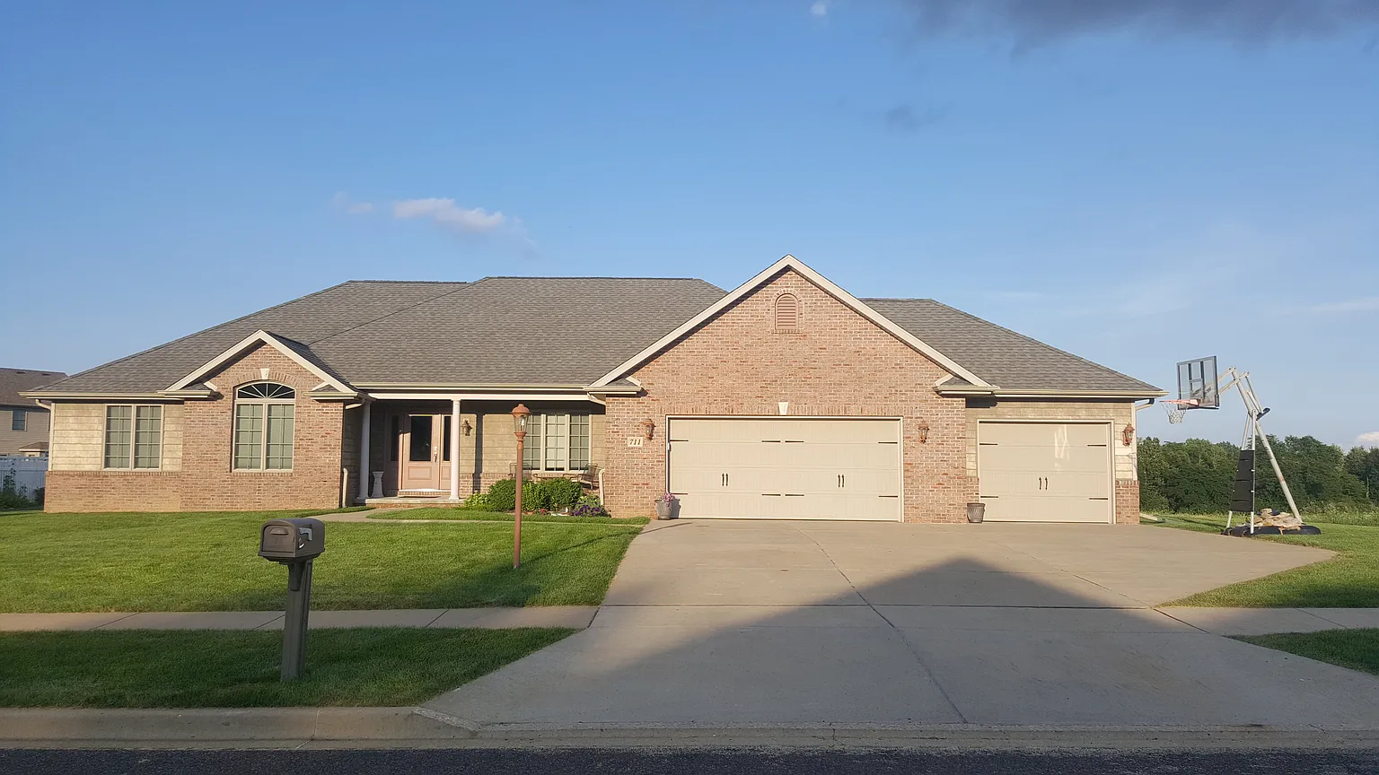 711 Evergreen Dr photo 1