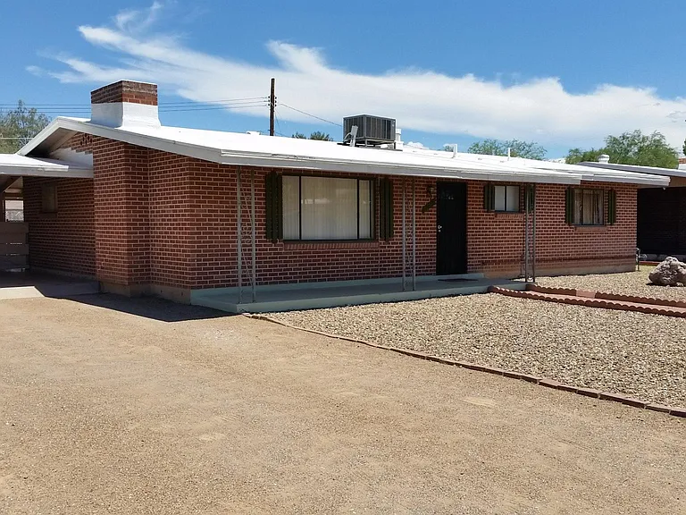 1422 E Blacklidge Dr — Photo 1