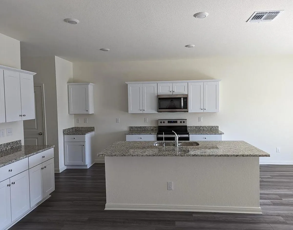 4 bed, 2.5 bath, 2121 sqft, $2,000 — Photo 3