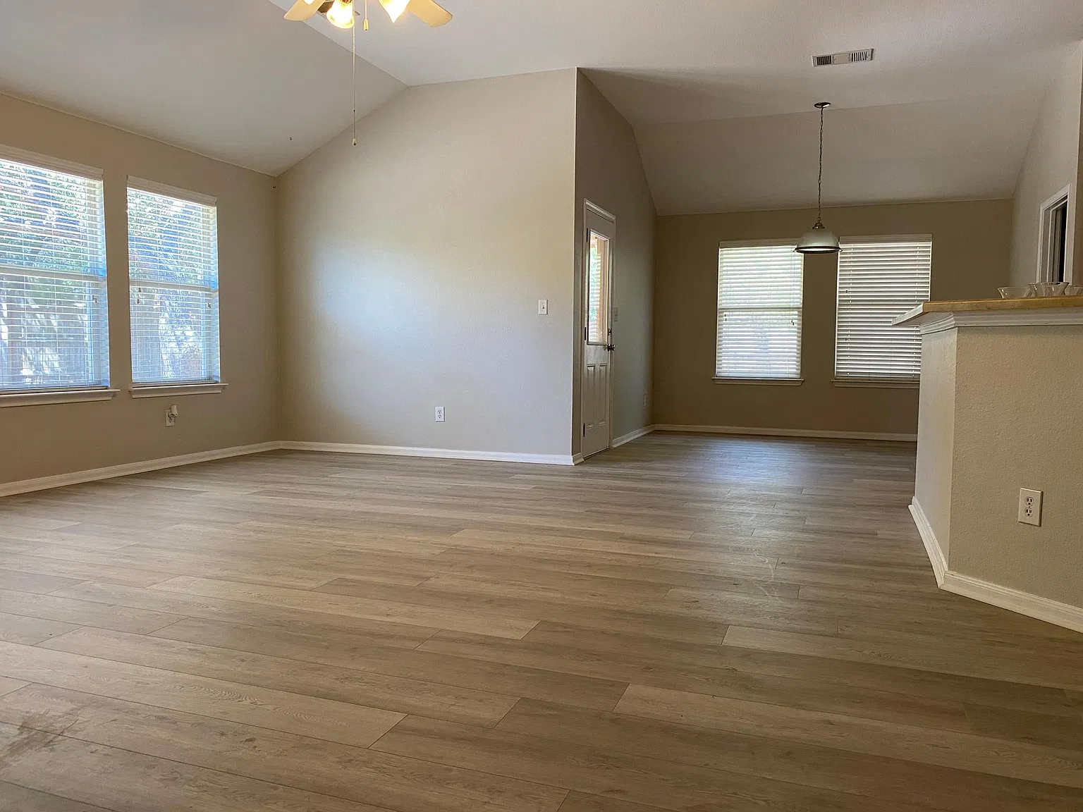 4 bed, 2371 sqft, $2,800 — Photo 4