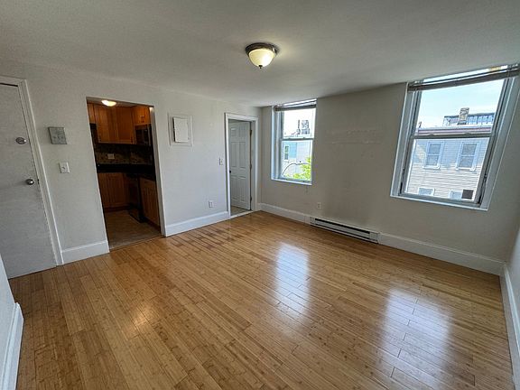 5th image of 210-212 Maverick St #5