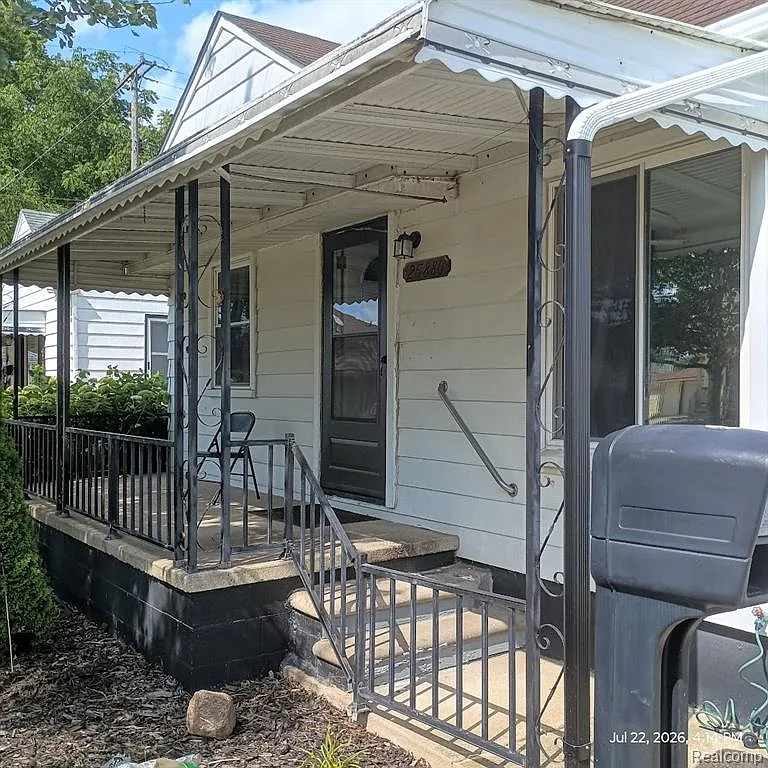 3 bed, 1.0 bath, 1692 sqft, $1,570 — Photo 3