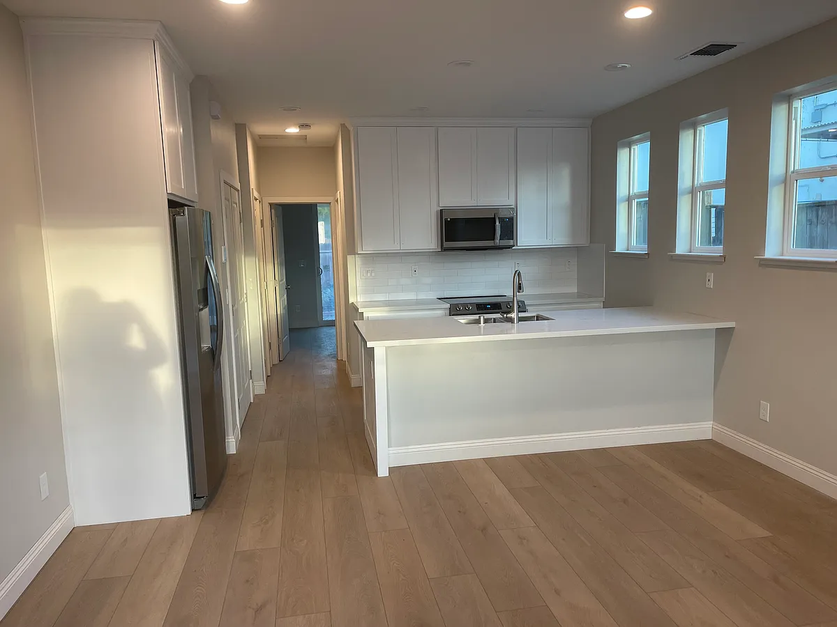 Building Photo - 3009 Notre Dame Dr