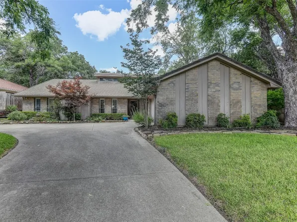 8908 Van Deman Dr, Benbrook, TX 76116