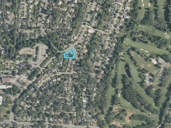 3294 Henderson Rd, Oak Bay, BC V8P 5A6