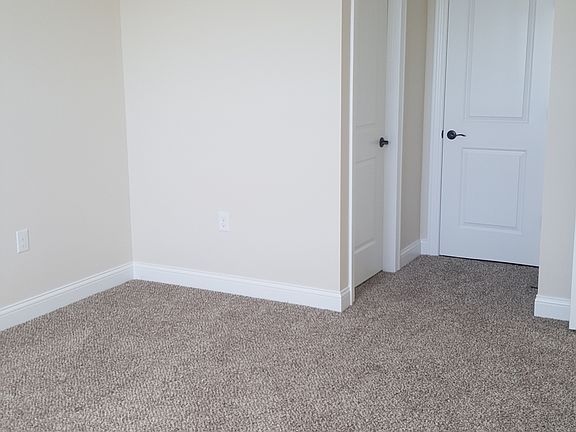 Over-sized master bedroom- Fit your King sized bed!!