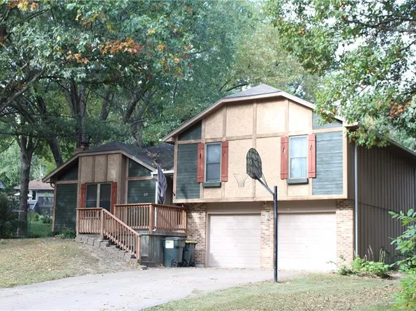 212 Valley Dr, Lansing, KS 66043