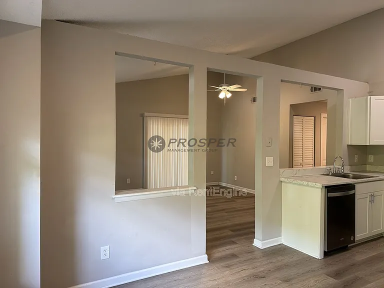 1047 Oakcrest Dr — Photo 6