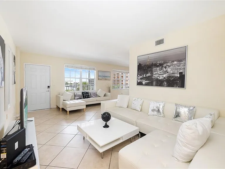 445 Hamden Dr #302 — Photo 7
