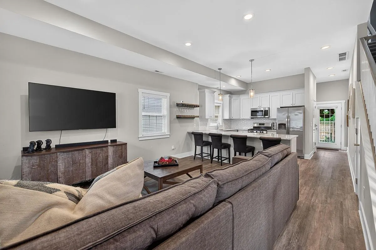 2 bed, 2.0 bath, 1332 sqft, $2,500 — Photo 2