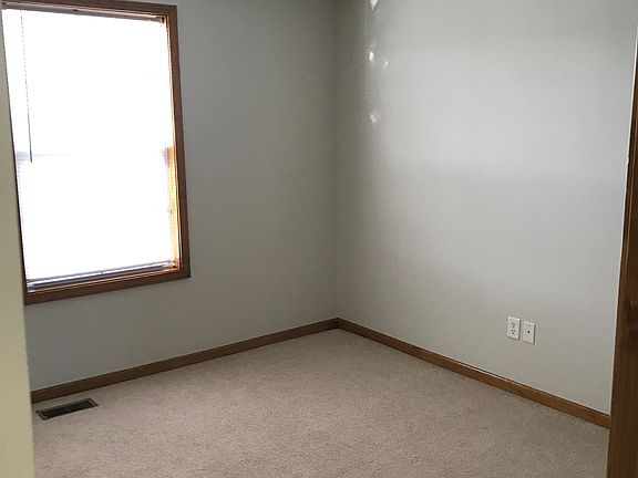5th image of 711 SW Orchard Ct
