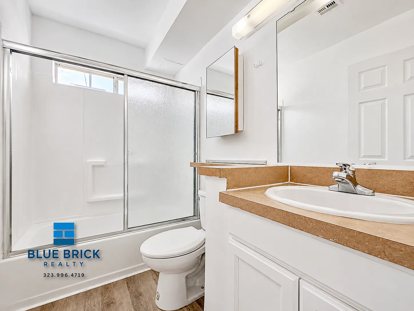 Charming Reseda 2-Bedroom with Garage & Modern Conveniences — Photo 4