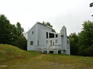 1388 Glade Dr, Long Pond, PA
