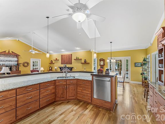 4th image of 44 Whitman Ct