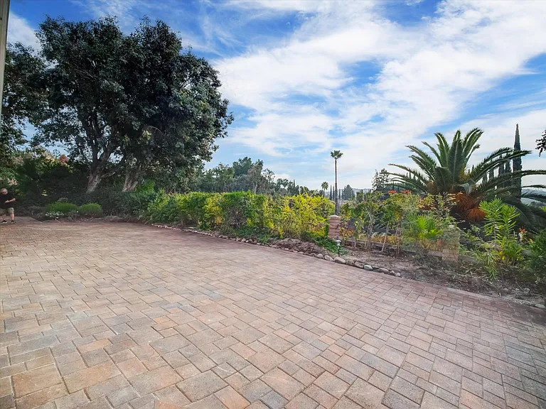 4732 Del Moreno Dr — Photo 53