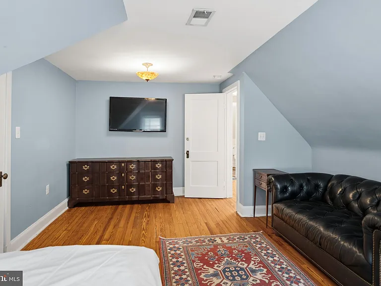 214 E University Pkwy — Photo 48
