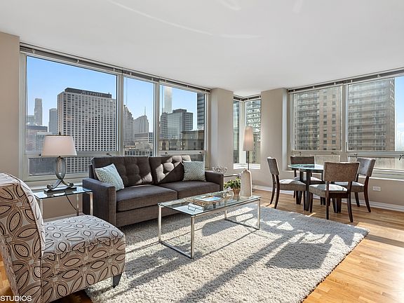 5th image of 33 W Ontario St APT 25B