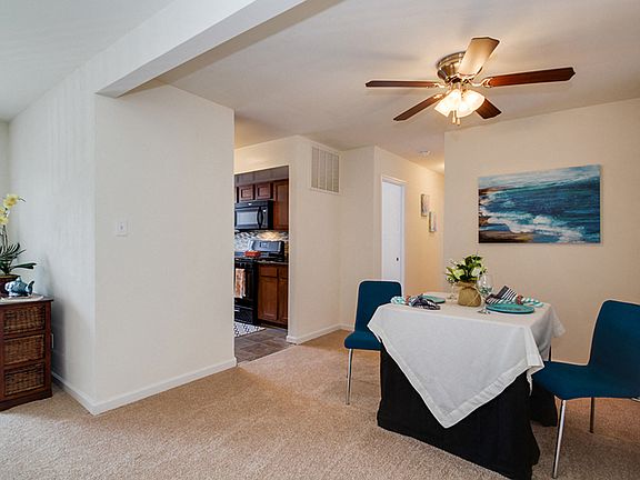 Dining area with ceiling fan