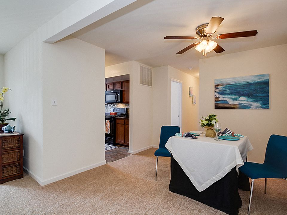 Dining area with ceiling fan