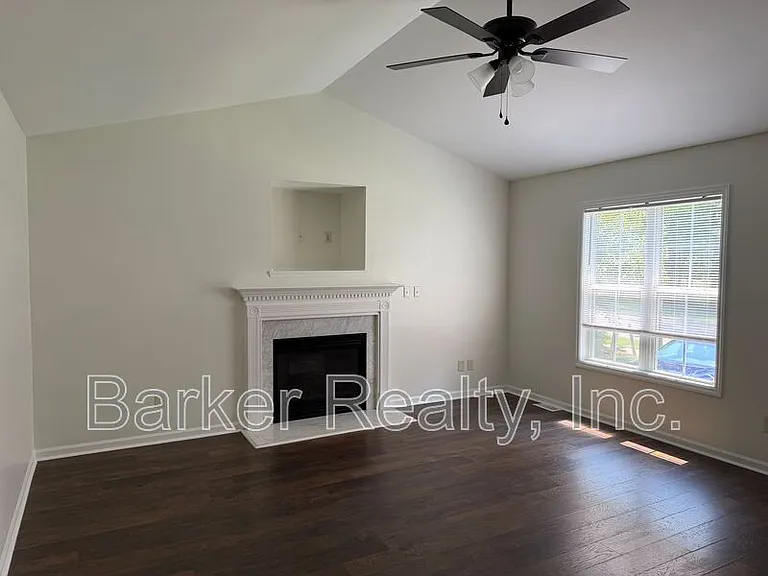 704 Southampton Dr — Photo 2