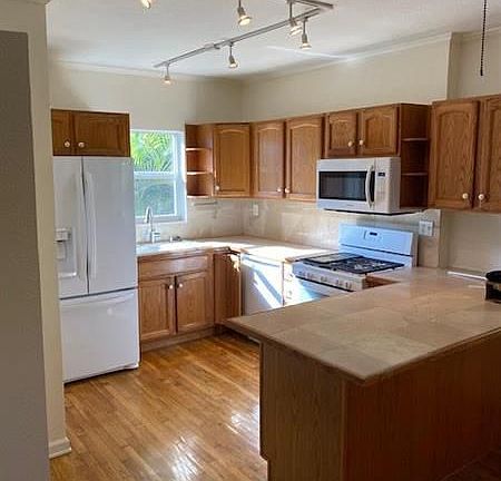 3rd image of 1107 NE 1st St #5