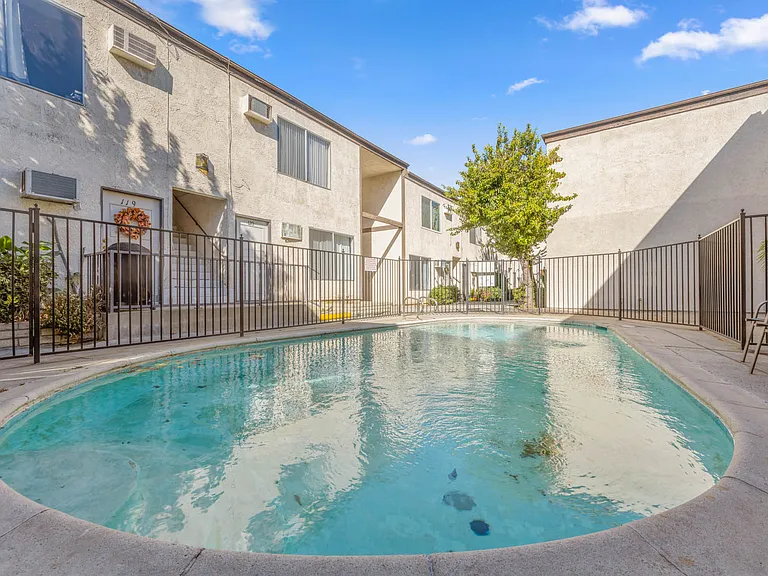 5900 Reseda Blvd — Photo 16
